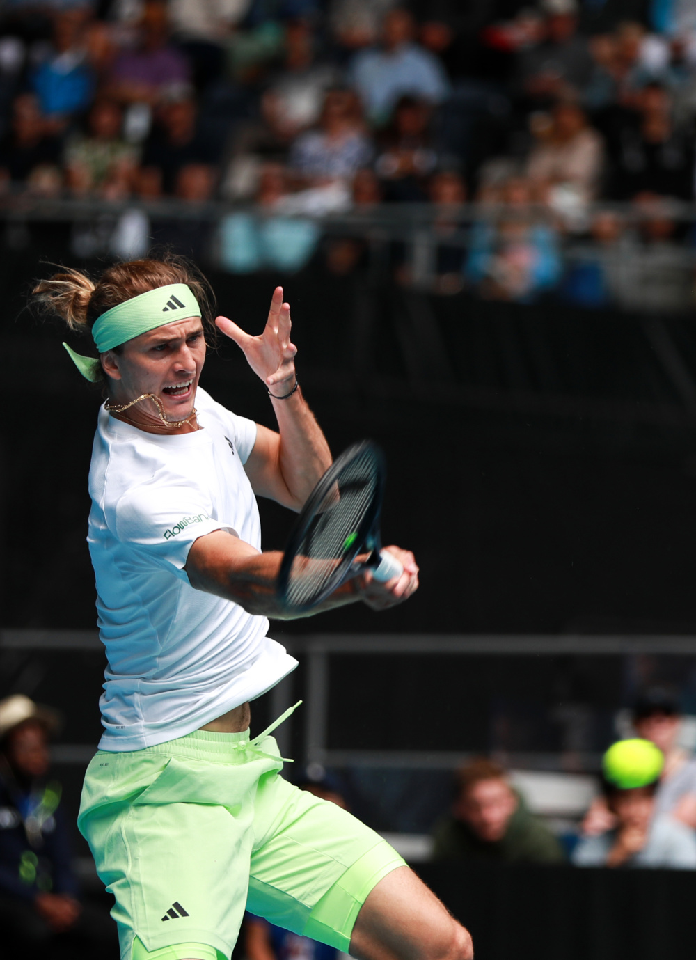 关于法国网球队力克世界网球队，兹维列夫爆发神勇的信息