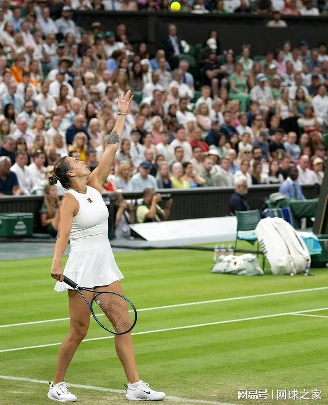 关于英国网球队血洗世界网球队，克耶高斯统治全场的信息