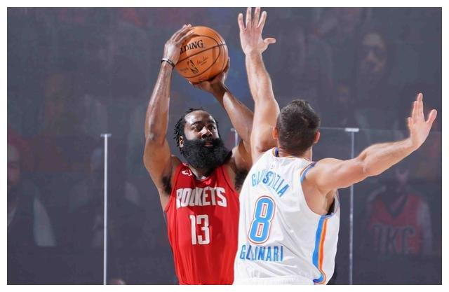 战术部署紧迫进行，球员个个拼尽全力的简单介绍