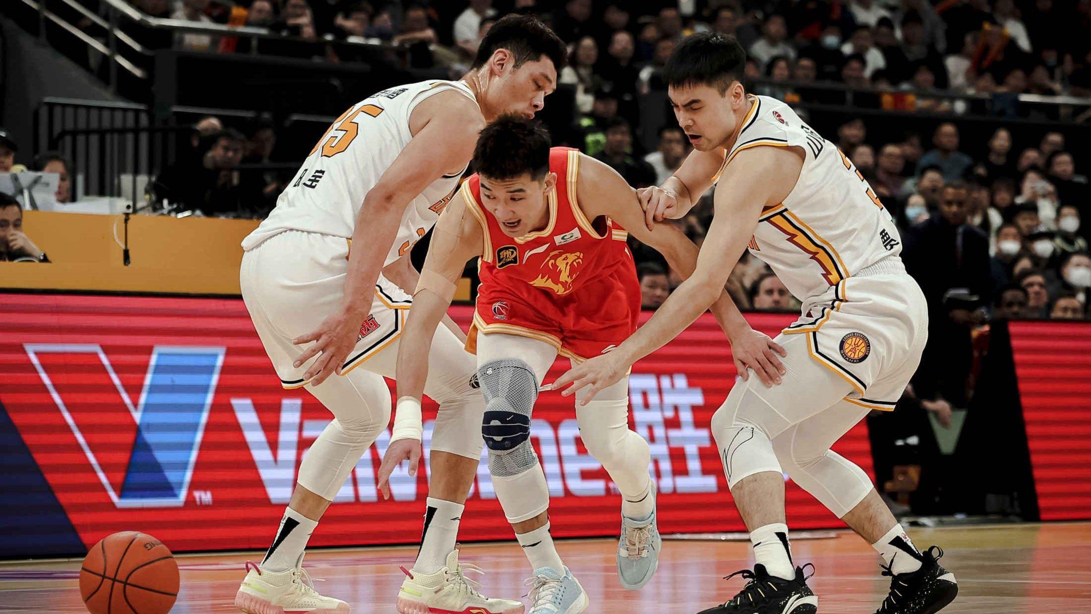 关于广州队灵活变阵，赢得与福建队的激烈对抗的信息