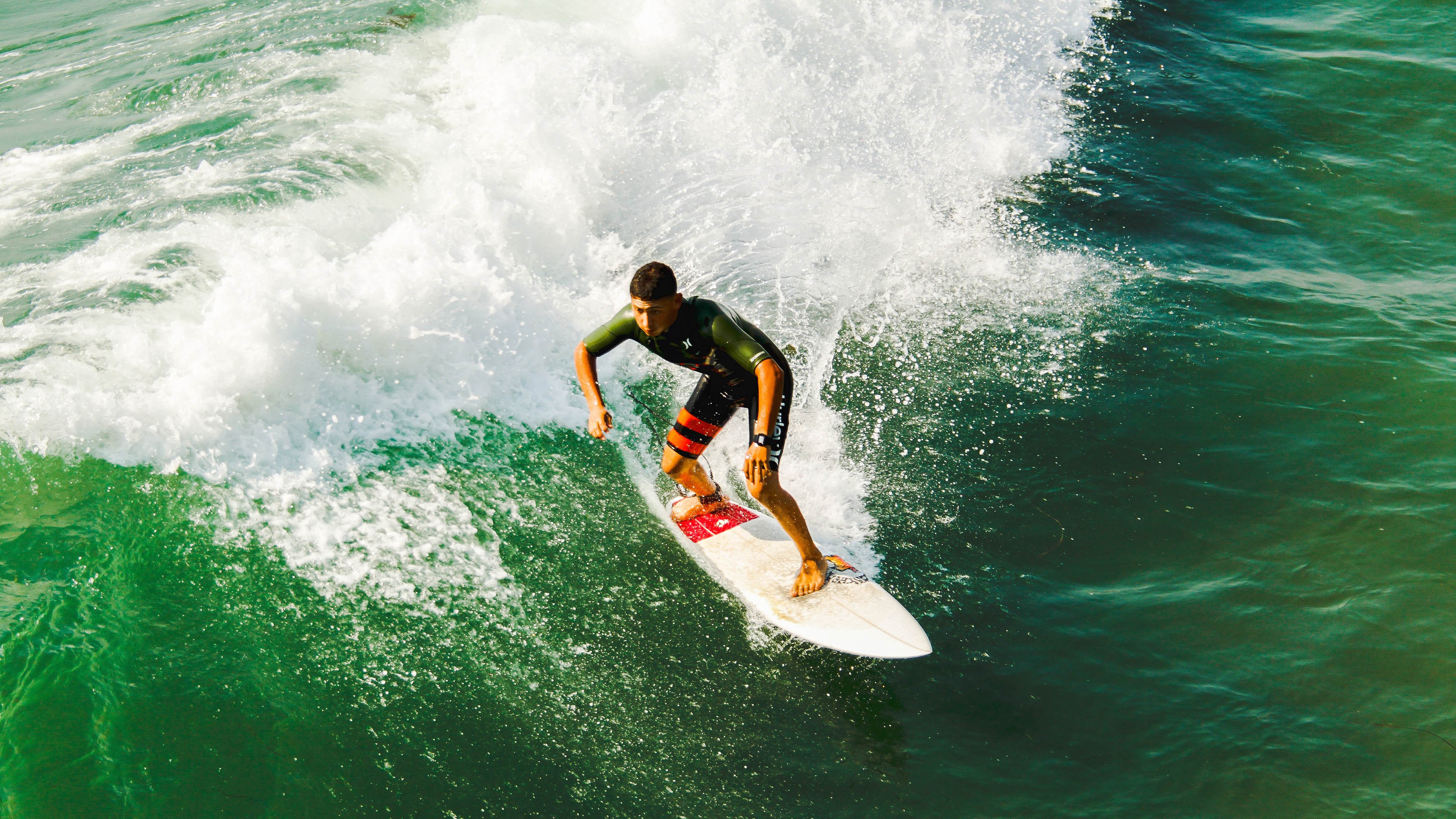 绿茵场上的横扫与羽球场上的统治，德国战车与李梓嘉的双重奏
